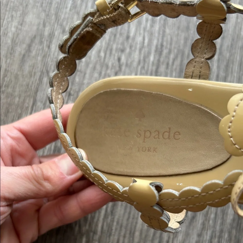 Kate Spade New York Bow Thong Sandals Scalloped Tan Leather Size 8.5